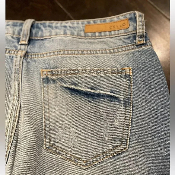 CELLO  MID RISE DISTRESSED LIGHT DENIM BOYFRIEND JEANS SIZE 3/25 - Picture 11 of 11